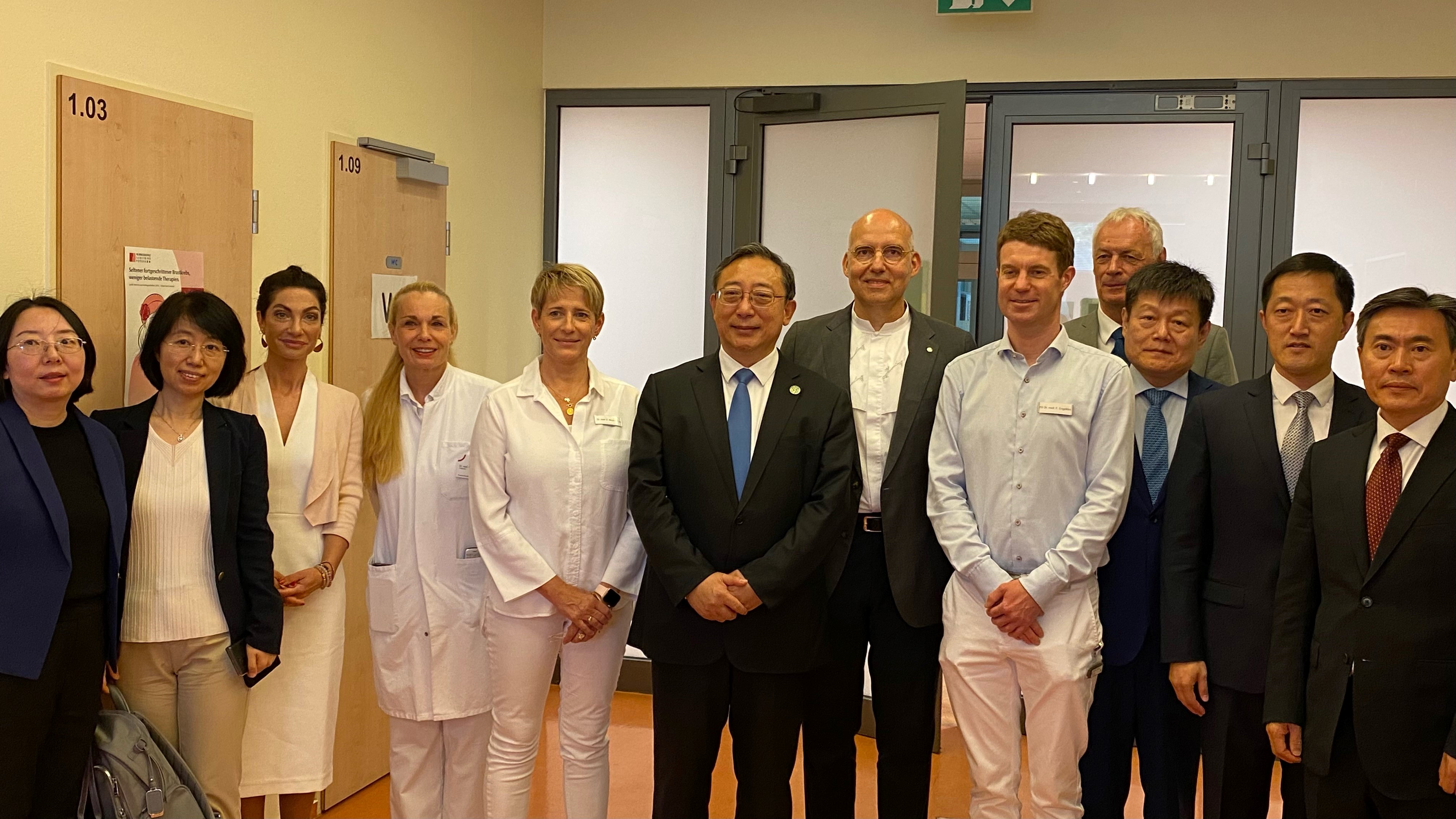 Besuch des chinesischen Vizegesundheitsministers mit seiner Delegation im Klinikum am Urban